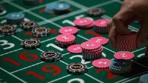 Pemain mengakses bebasbet dari smartphone saat menonton pertandingan sepak bola